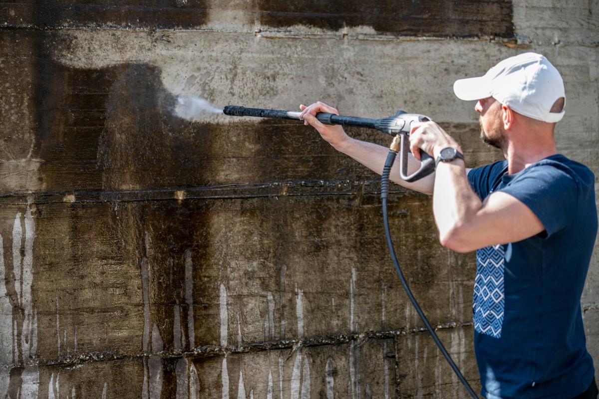 4 problems business owners can avoid with professional pressure washing (2)